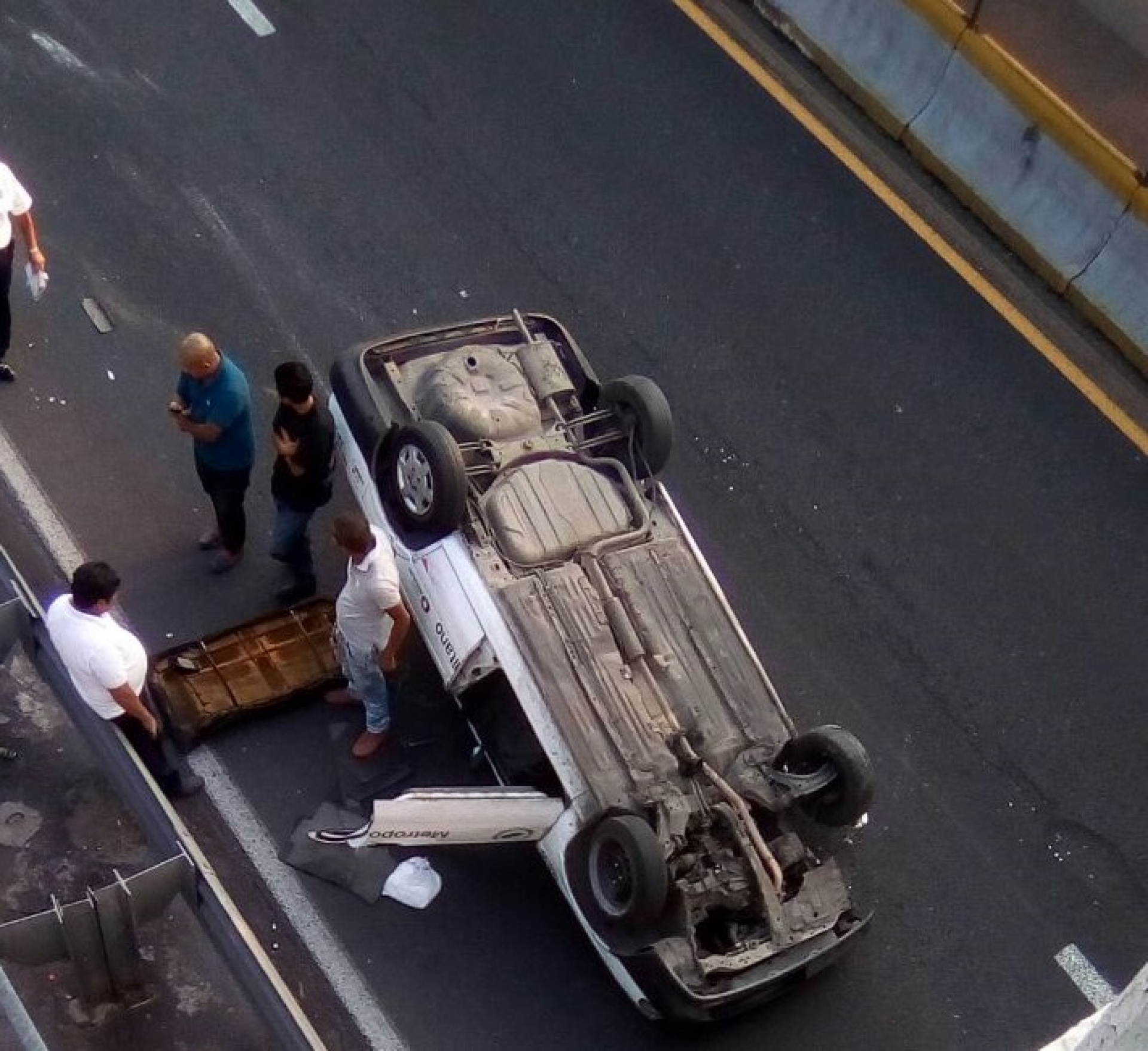 Rescatan automovilistas a taxista volcado en la autopista México-Acapulco