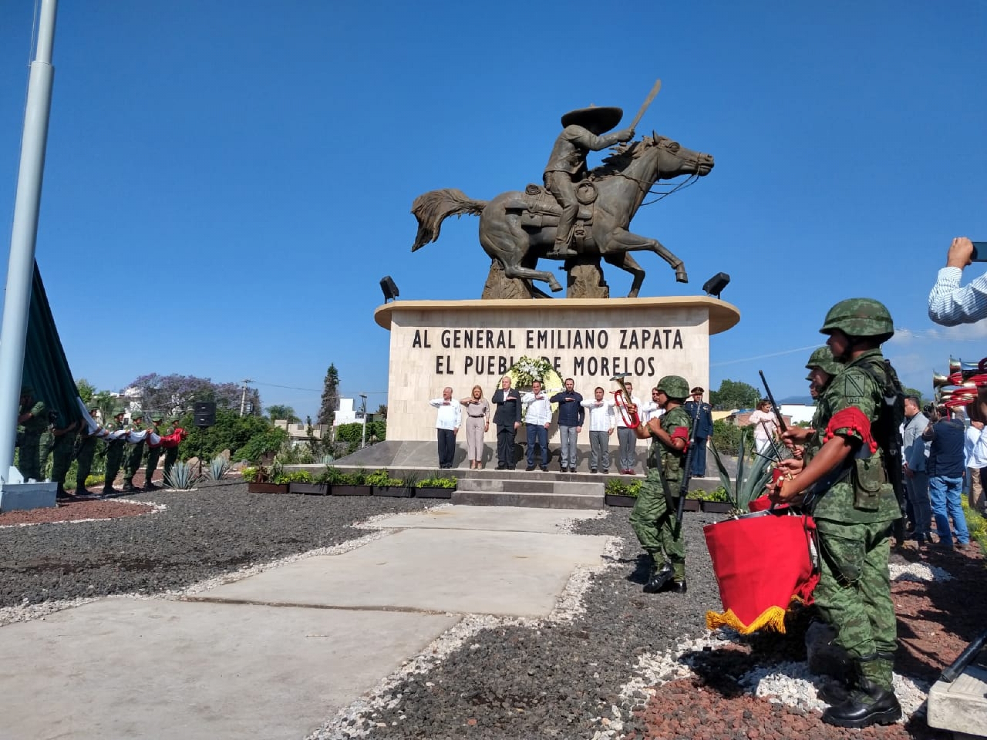 Colocan ofrenda floral en la estatua ecuestre del general Emiliano Zapata