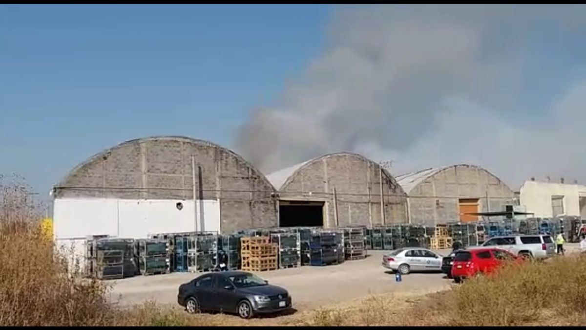 Se incendian bodegas en el Parque Industrial de Cuautla