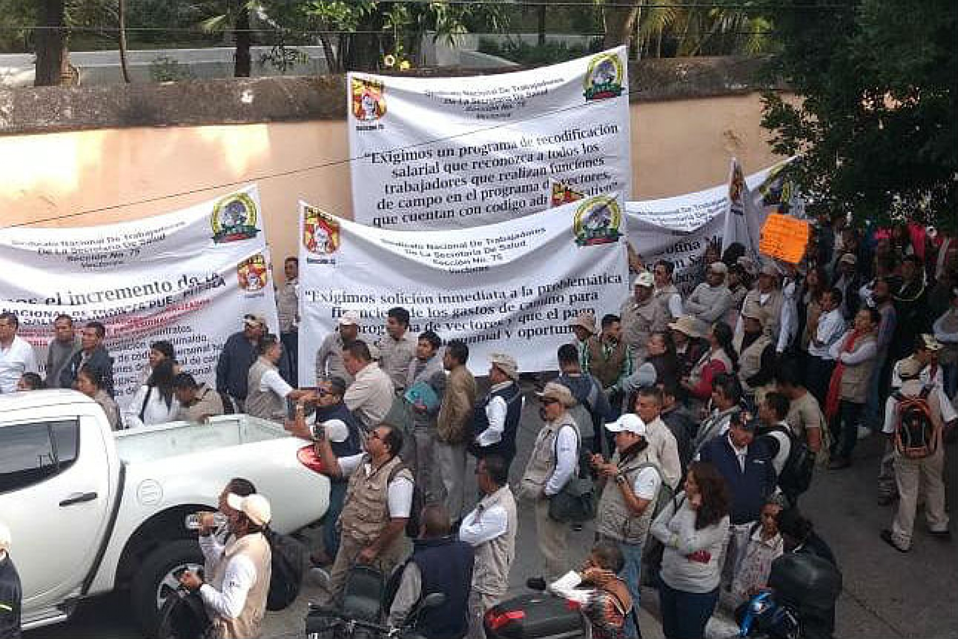 Se manifiestan trabajadores del programa de vectores