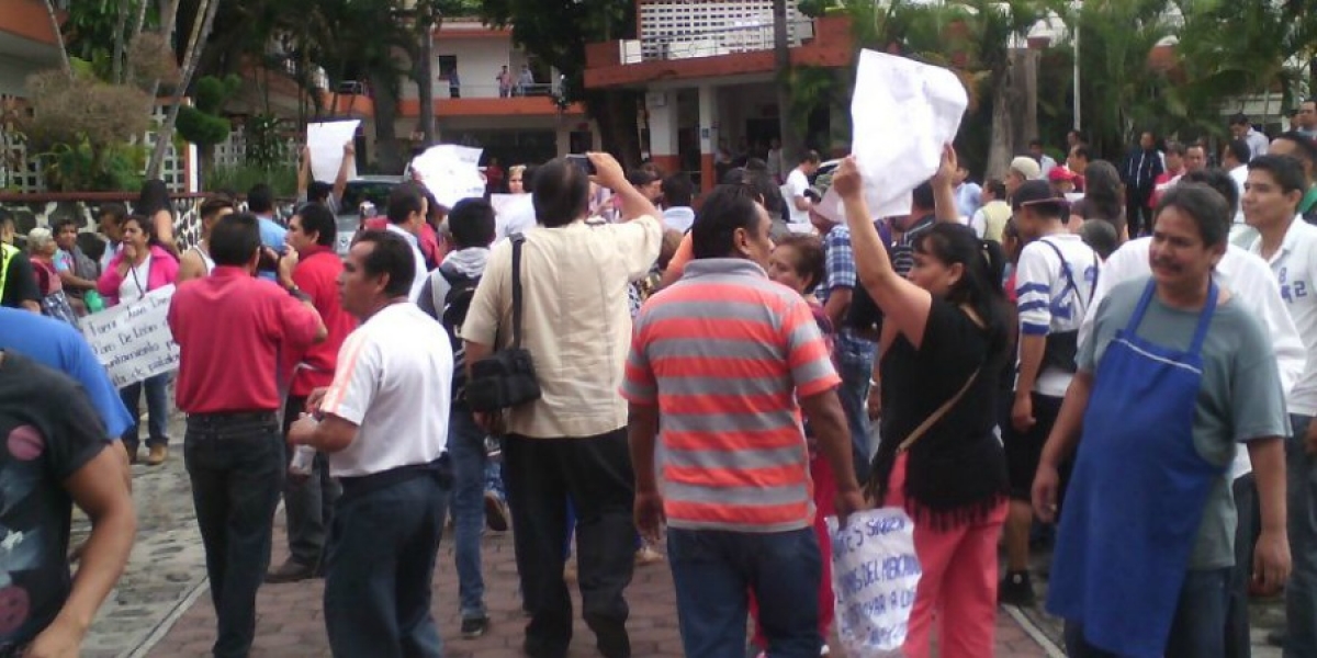 Protestan comerciantes del ALM en el Ayuntamiento de Cuernavaca