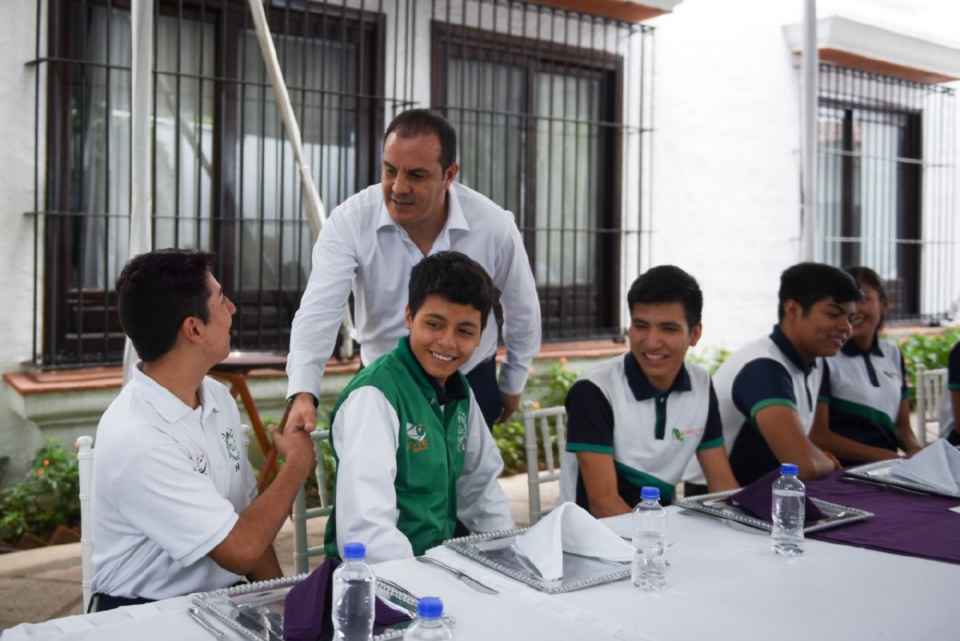 Recibe Cuauhtémoc Blanco a estudiantes del CECyTE