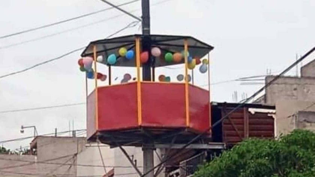 Construyen salón de fiestas en un poste de luz