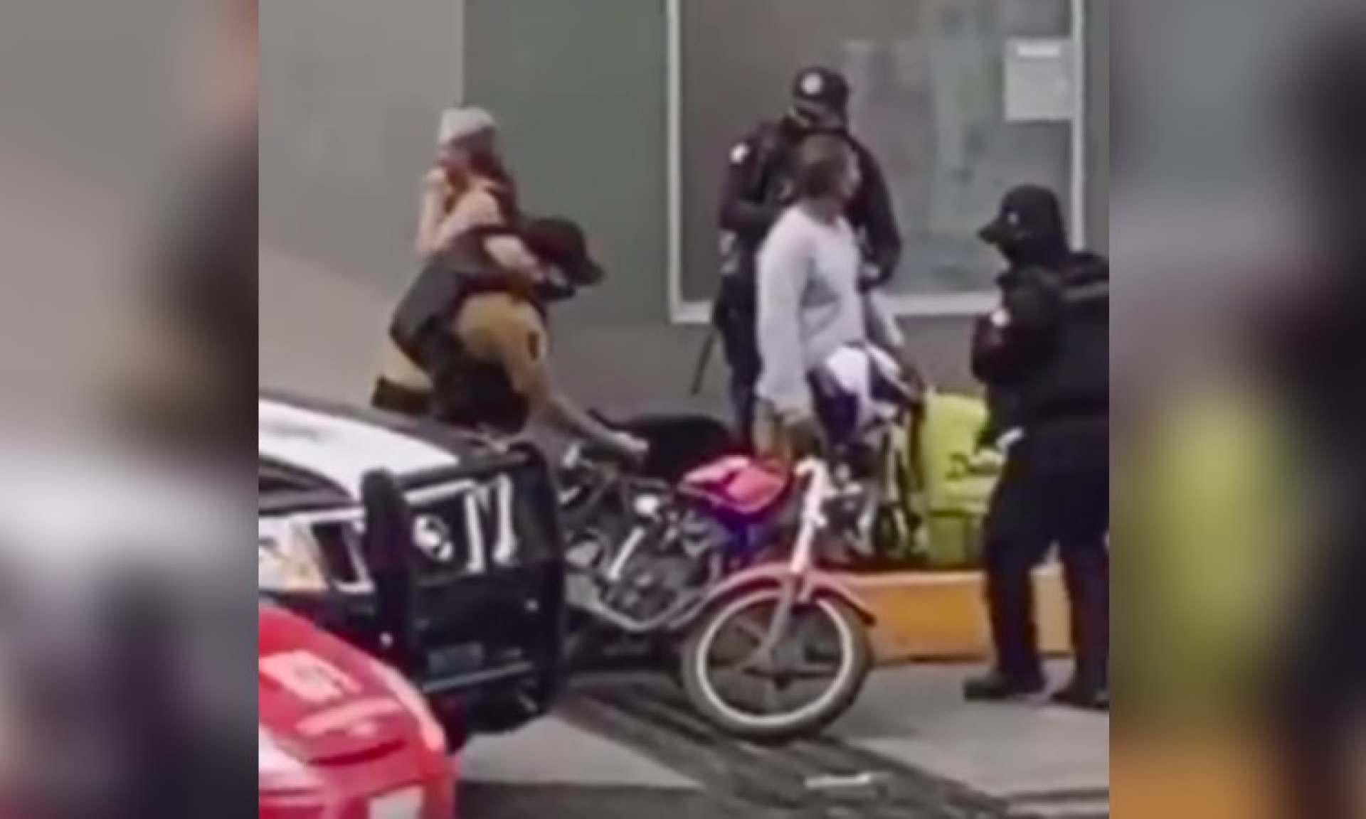 Captan a policías de Veracruz sembrando droga a repartidor