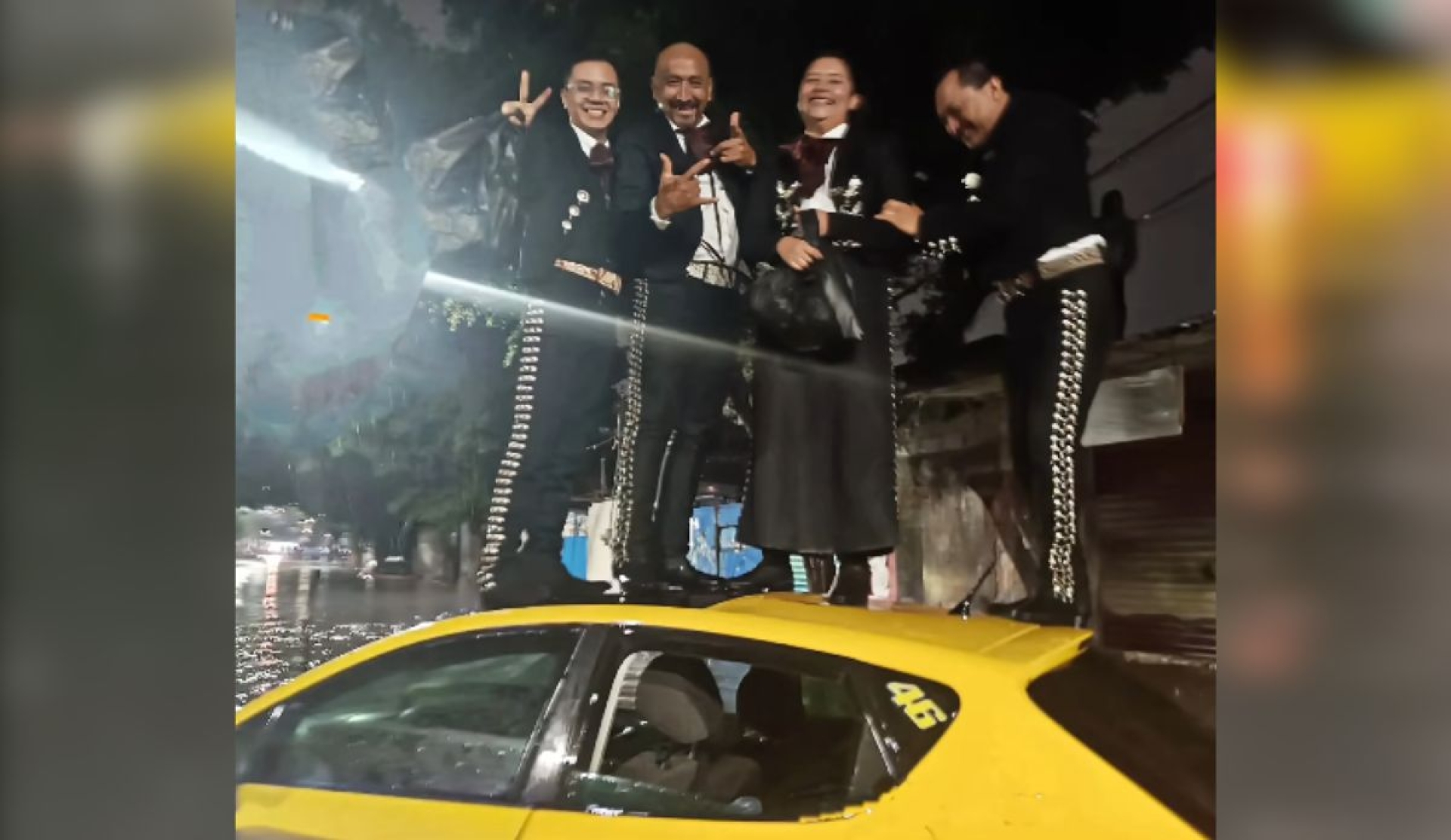 Mariachis se vuelven virales tras quedar atrapados en auto inundado en Neza