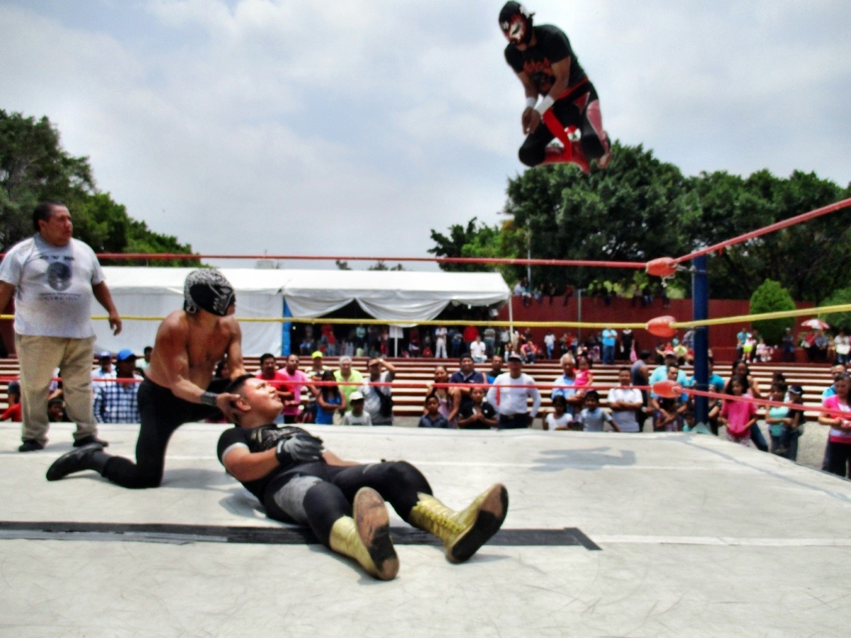 Realizan función de lucha libre en el parque Alameda Solidaridad