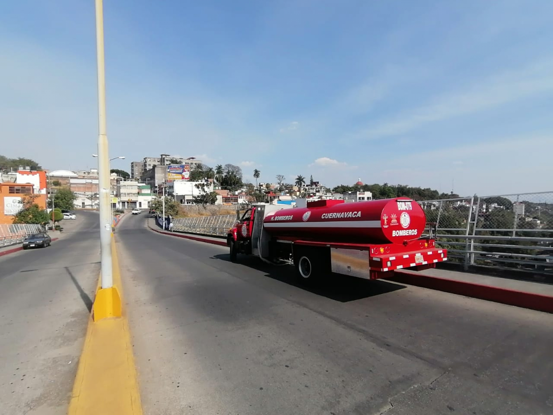 Sofocan bomberos incendio debajo del puente Cuernavaca