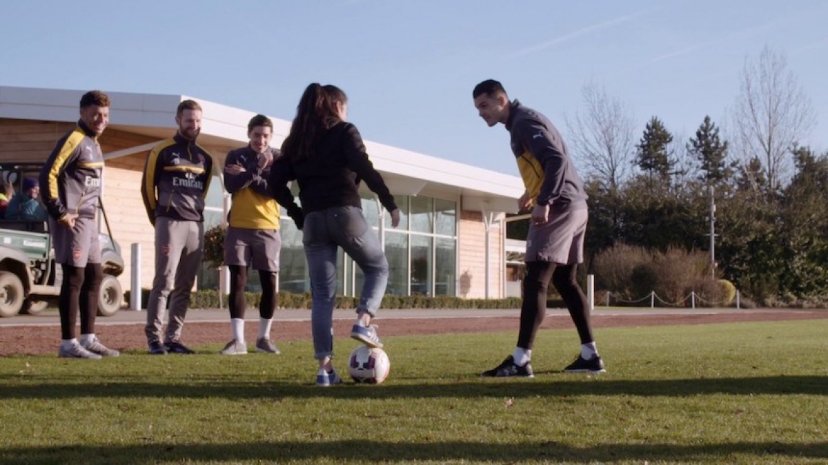 Jugadora de freestyle vs futbolistas del Arsenal ¿quién ganará?