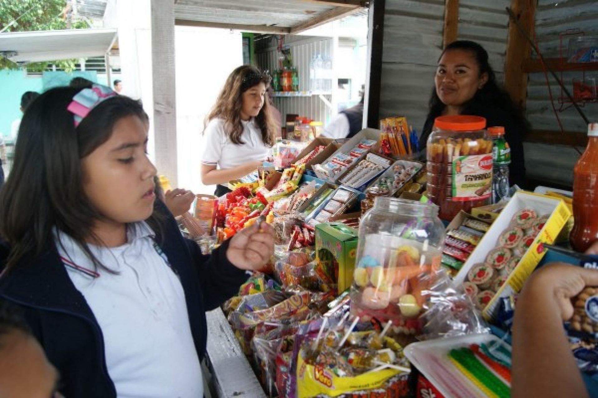 Sin control, venta de comida chatarra en escuelas de la región oriente