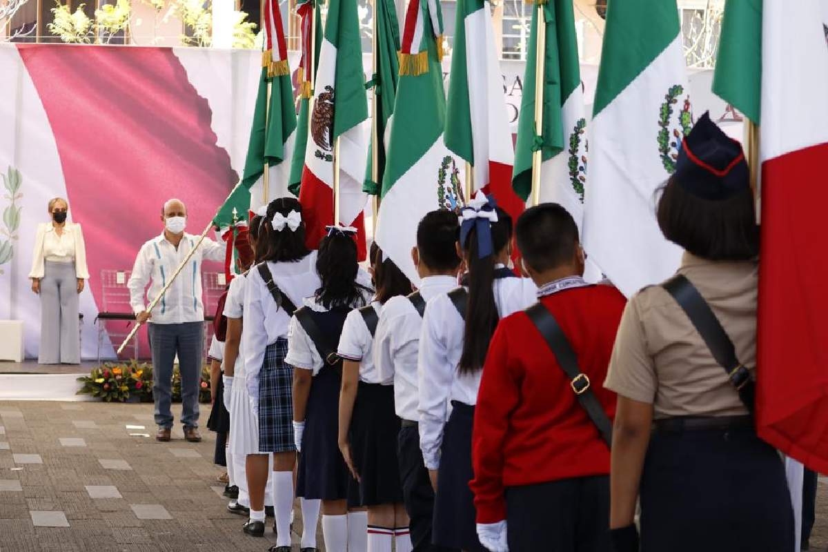 Entrega la Segob banderas a escuelas de Cuautla