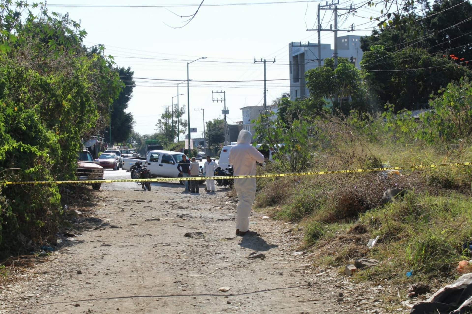 Hallan el cadáver de un hombre en un camino de terracería, en Chamilpa