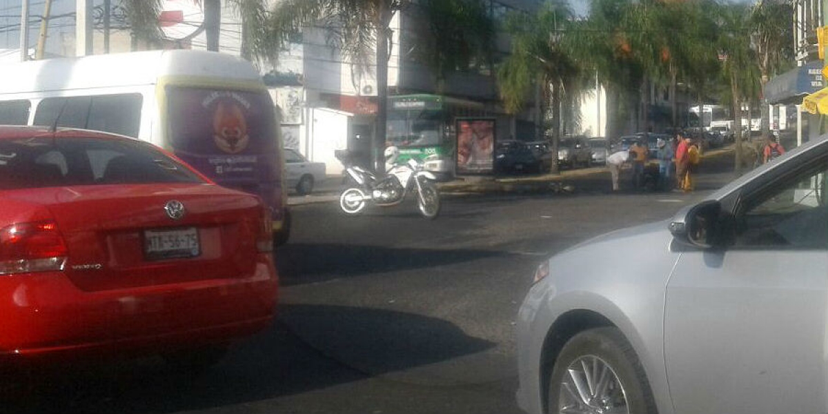 Por caída de cables, cierran circulación en la avenida Plan de Ayala