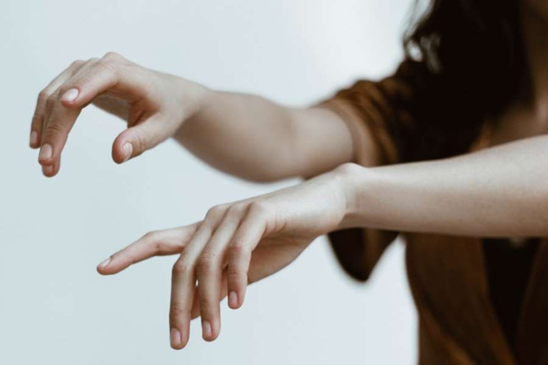 Cuida tus uñas: malos hábitos que debes romper