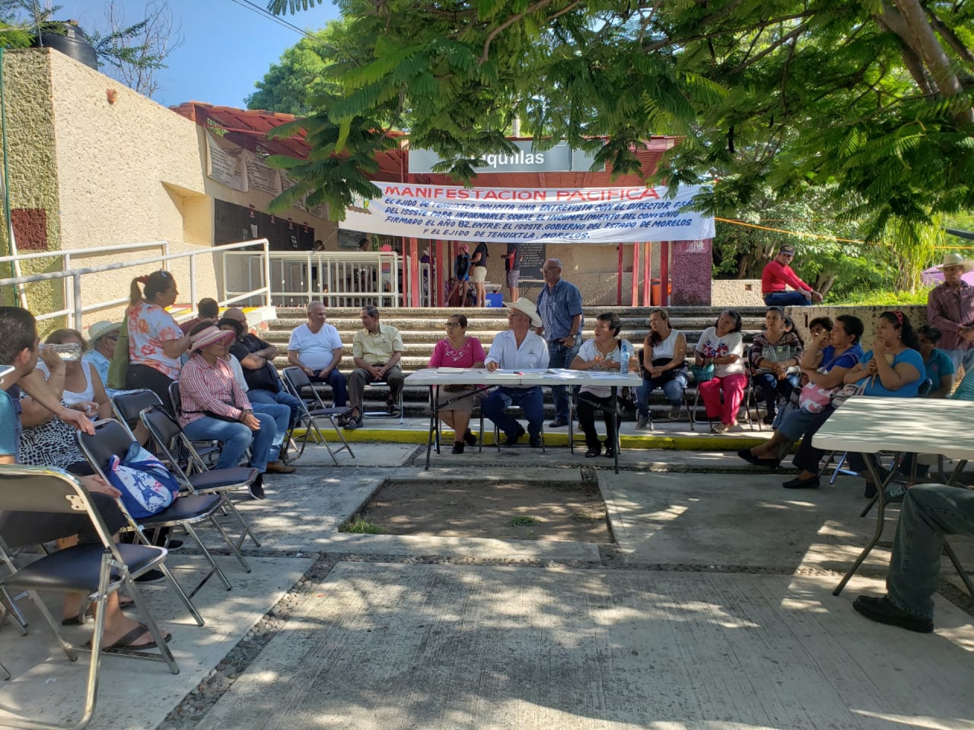 Realizan ejidatarios manifestación pacífica afuera del balneario Issstehuixtla