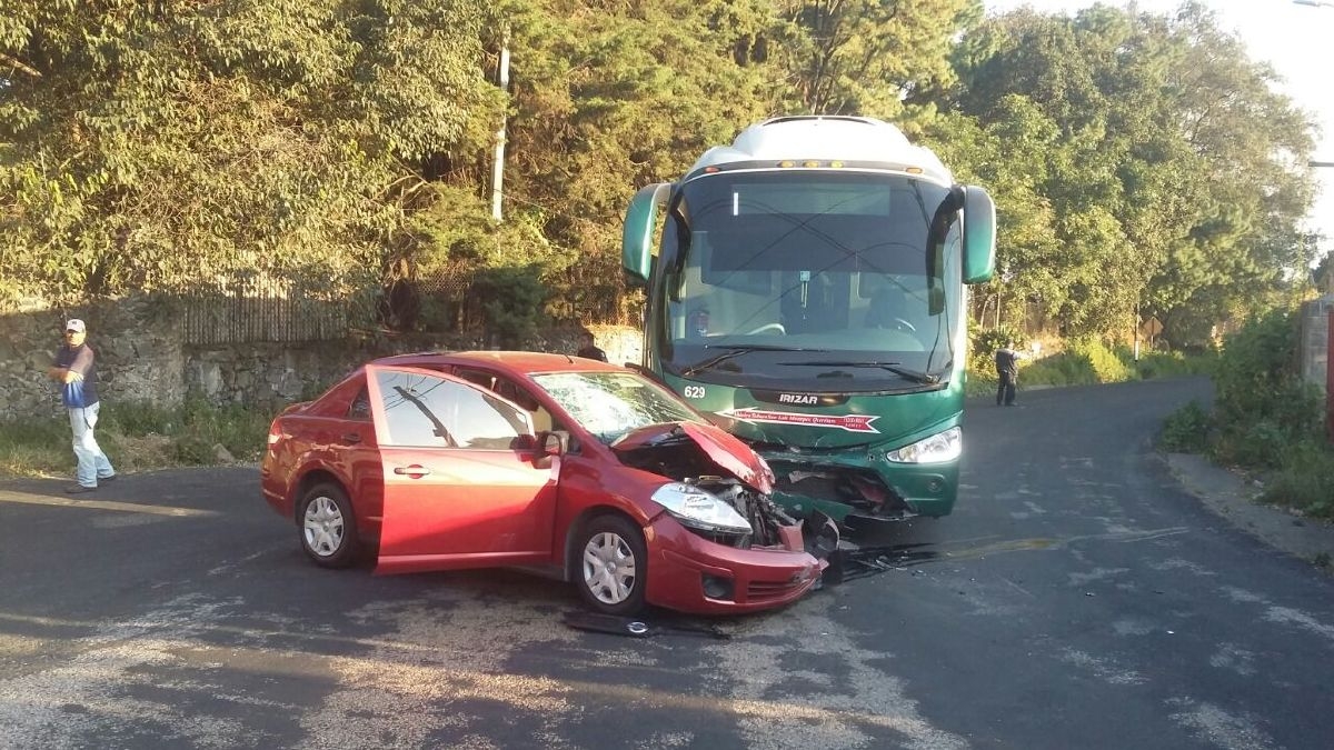 Choque entre un automóvil y un autobús deja una herida en Huitzilac