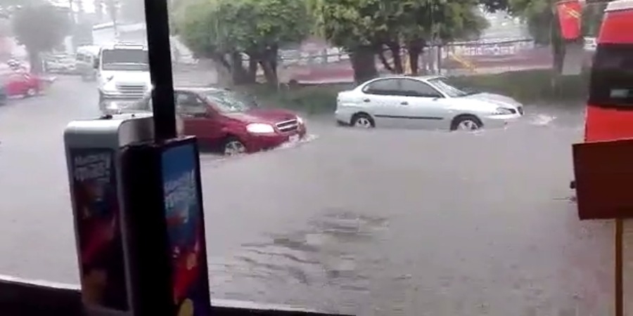 Se registraron inundaciones en la colonia Antonio Barona