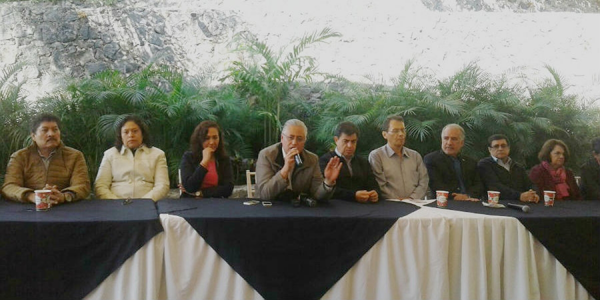 Reaparece Alejandro Vera y anuncia que analiza renunciar a la Rectoría