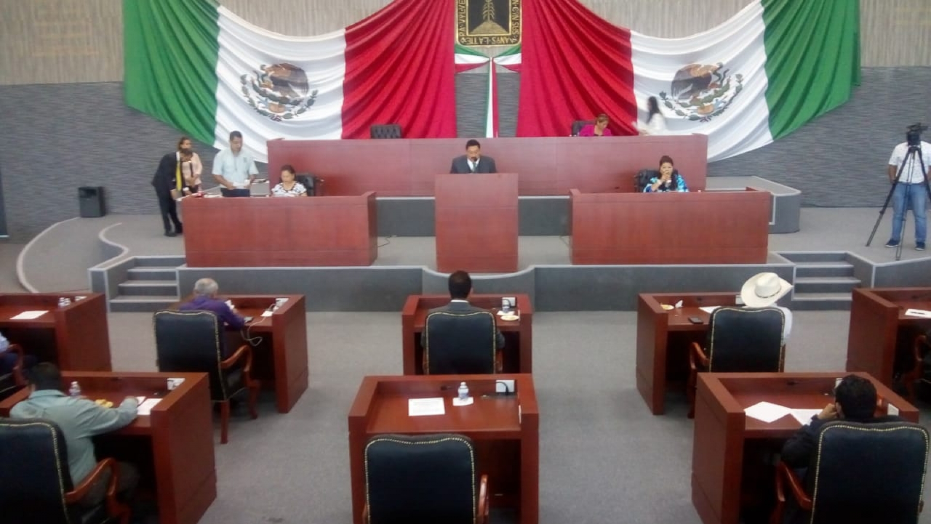 Rinde informe titular de la FGE ante diputados