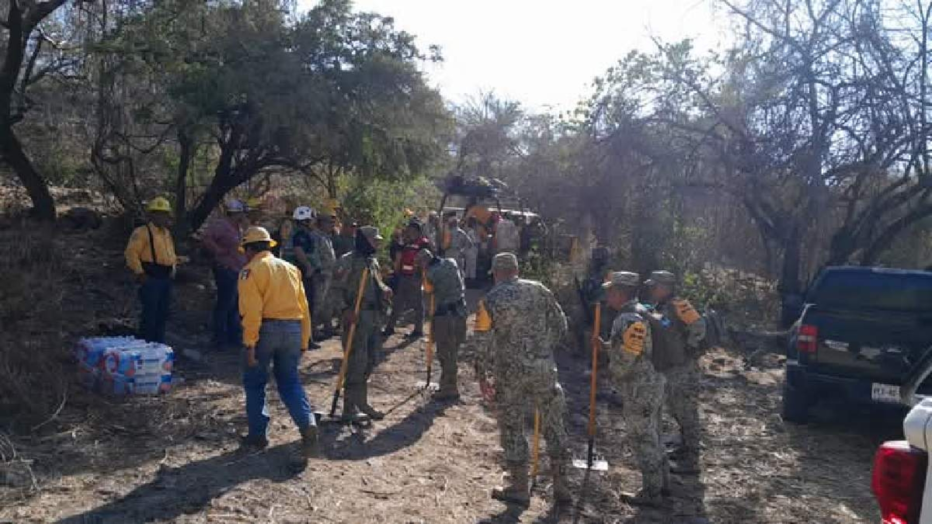 Refuerzan acciones para combatir incendio en cerro de Miacatlán