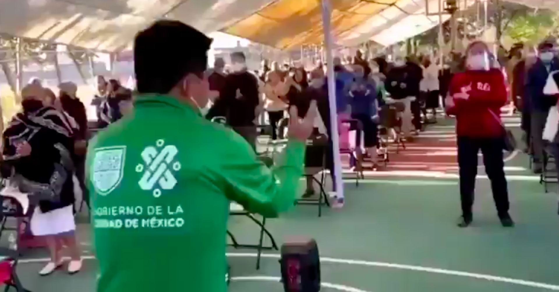 ¡Con baile y cumbias! Así el ambiente en Xochimilco para la vacunación COVID