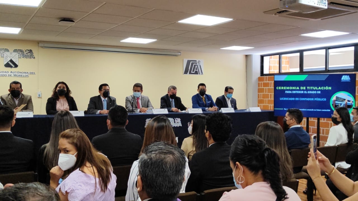 Ceremonia de titulación de 15 egresados de Contaduría de la FCAeI-UAEM