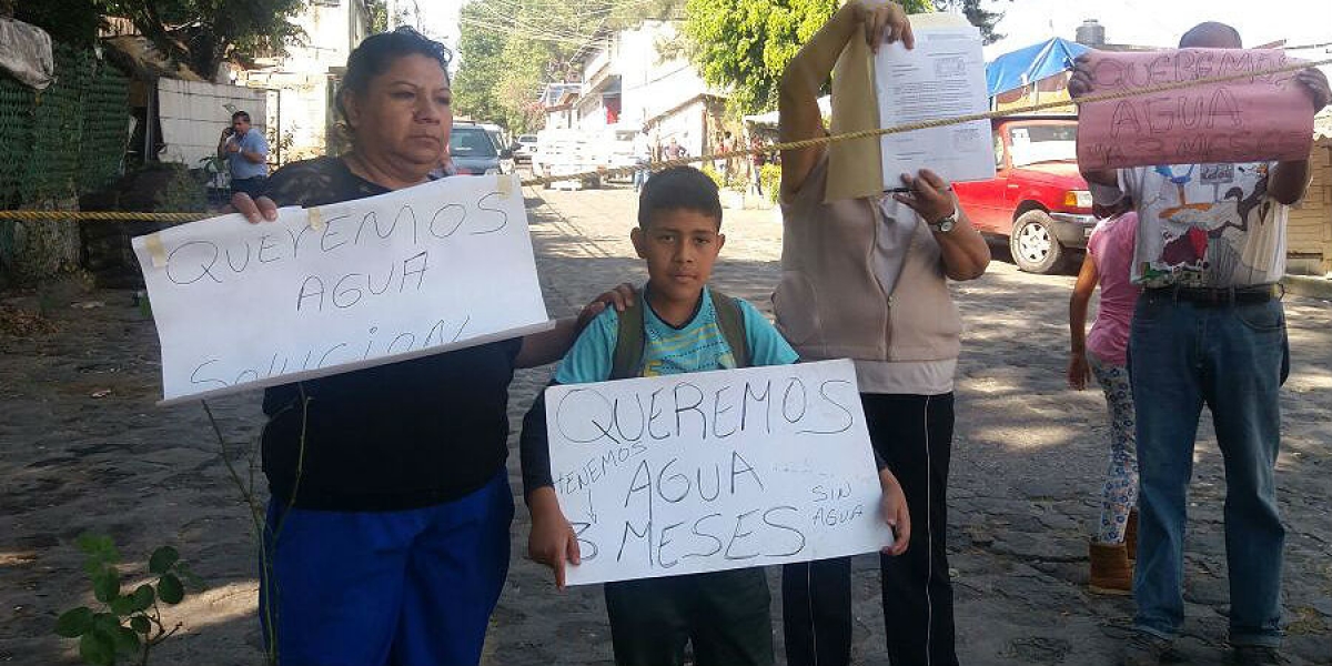 Se manifiestan vecinos de Santa María ante la falta de agua potable