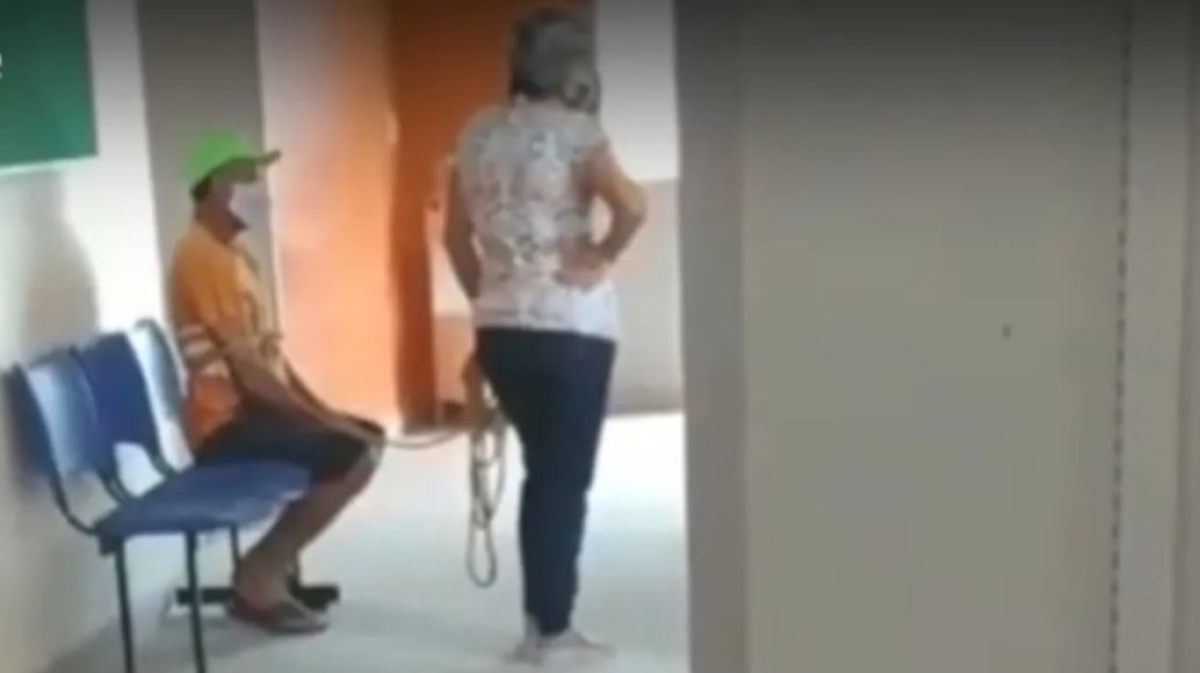 Mujer amarra a su esposo para llevarlo a vacunar contra el COVID-19