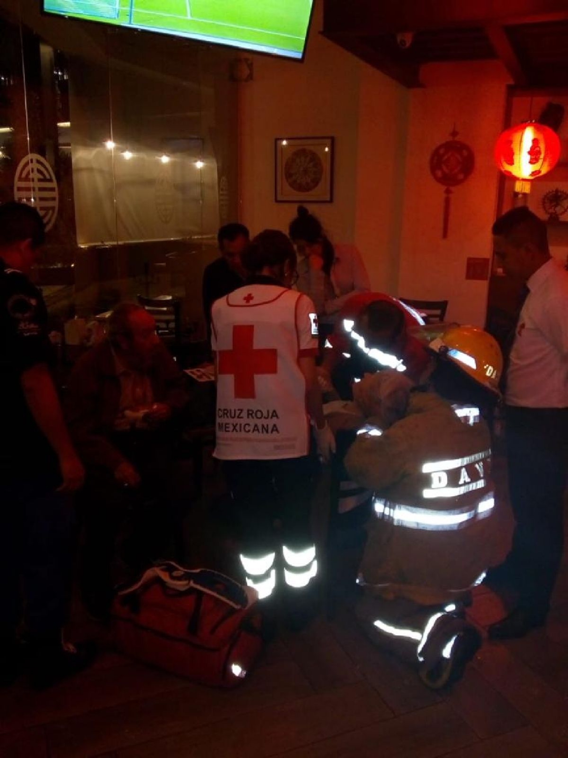 Le cayó un falso plafón en la cabeza