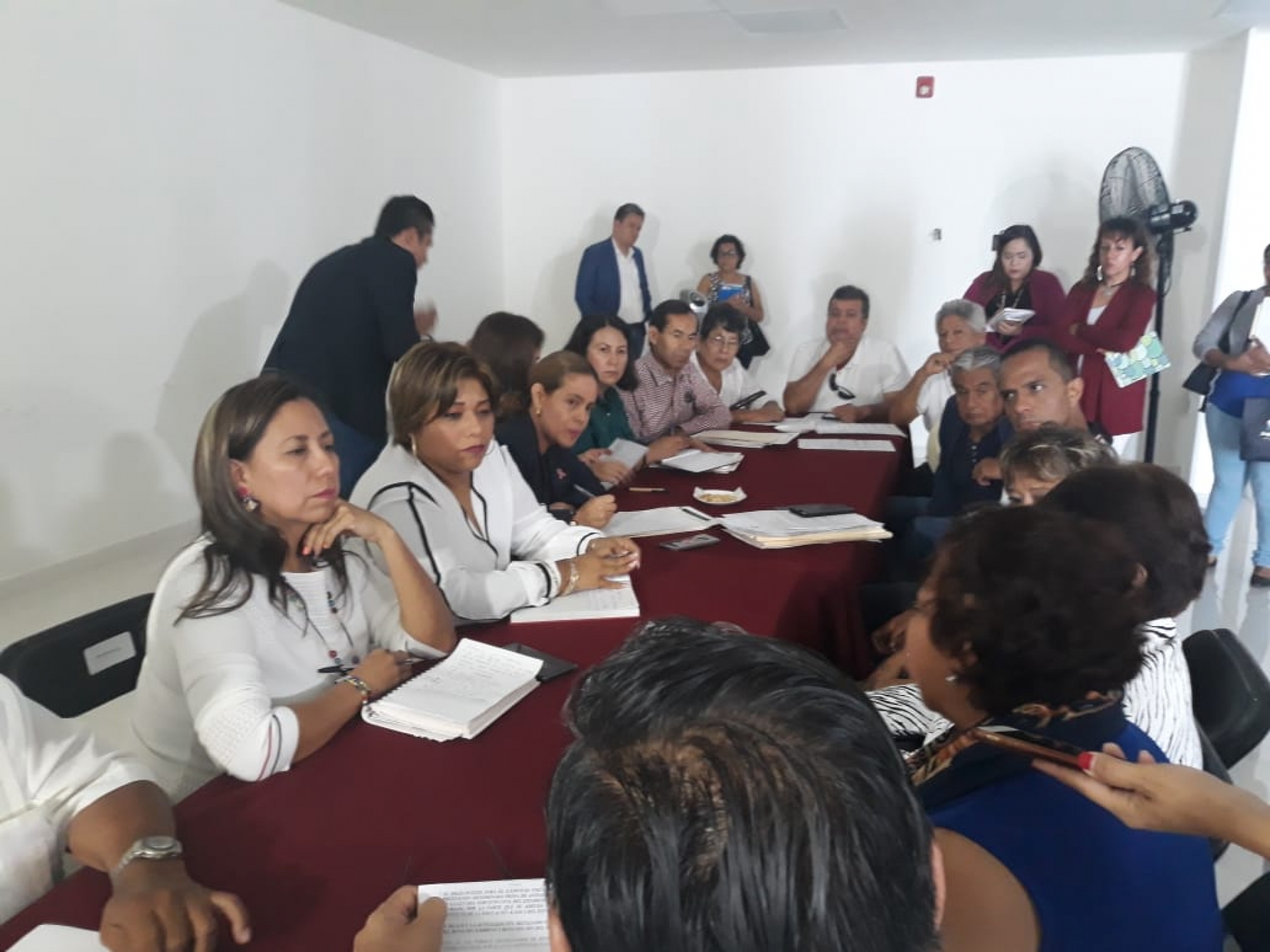 Protestan maestros en el Congreso del estado