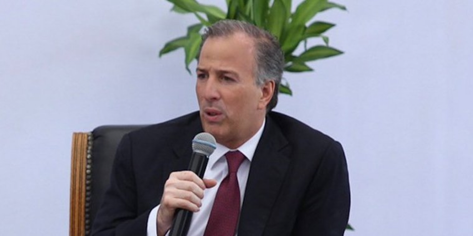 Meade guiña a clase media: ofrece deducir impuesto a colegiatura