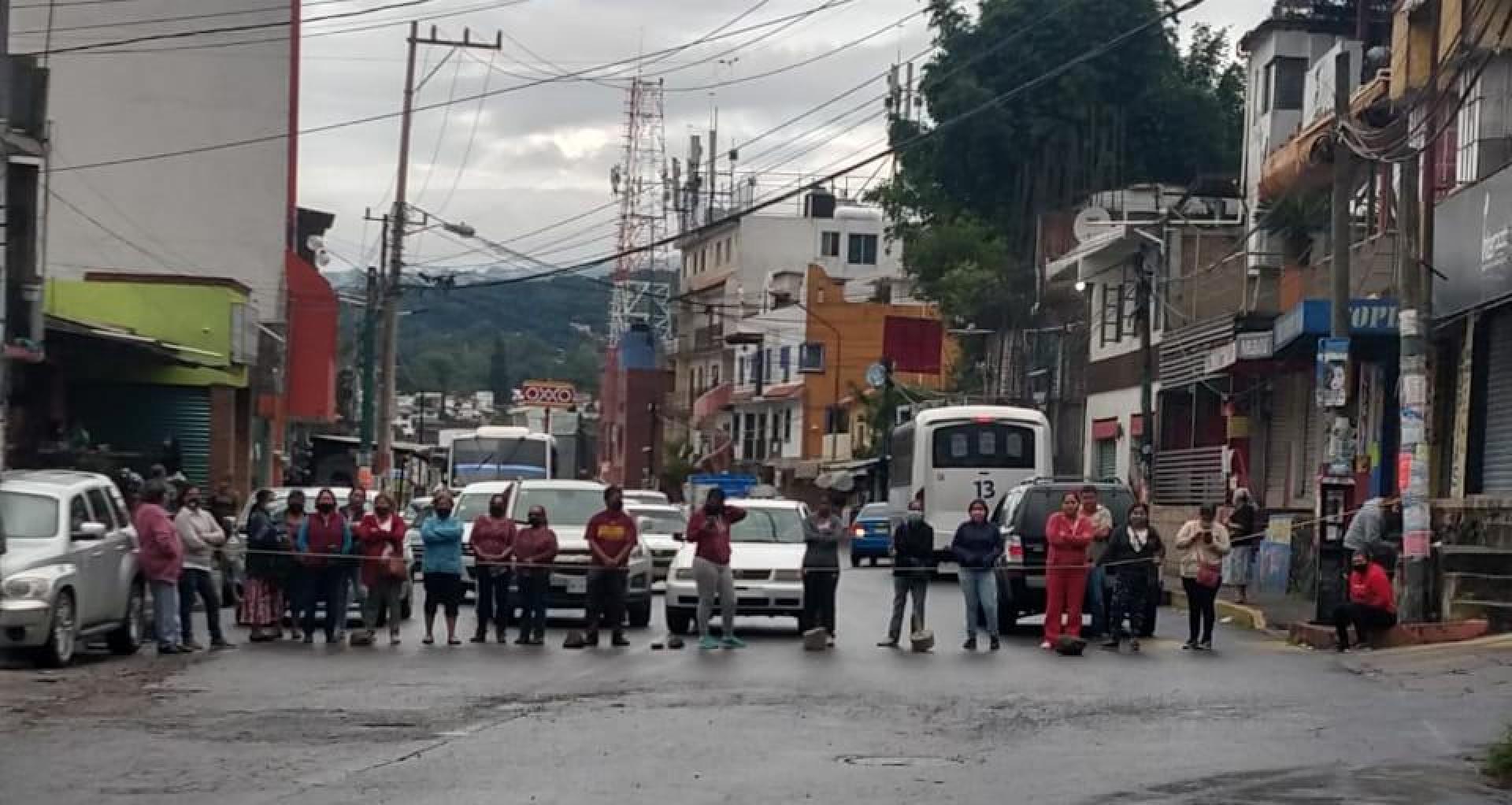 Protestan vecinos de Chamilpa en la avenida Universidad, por falta de agua potable