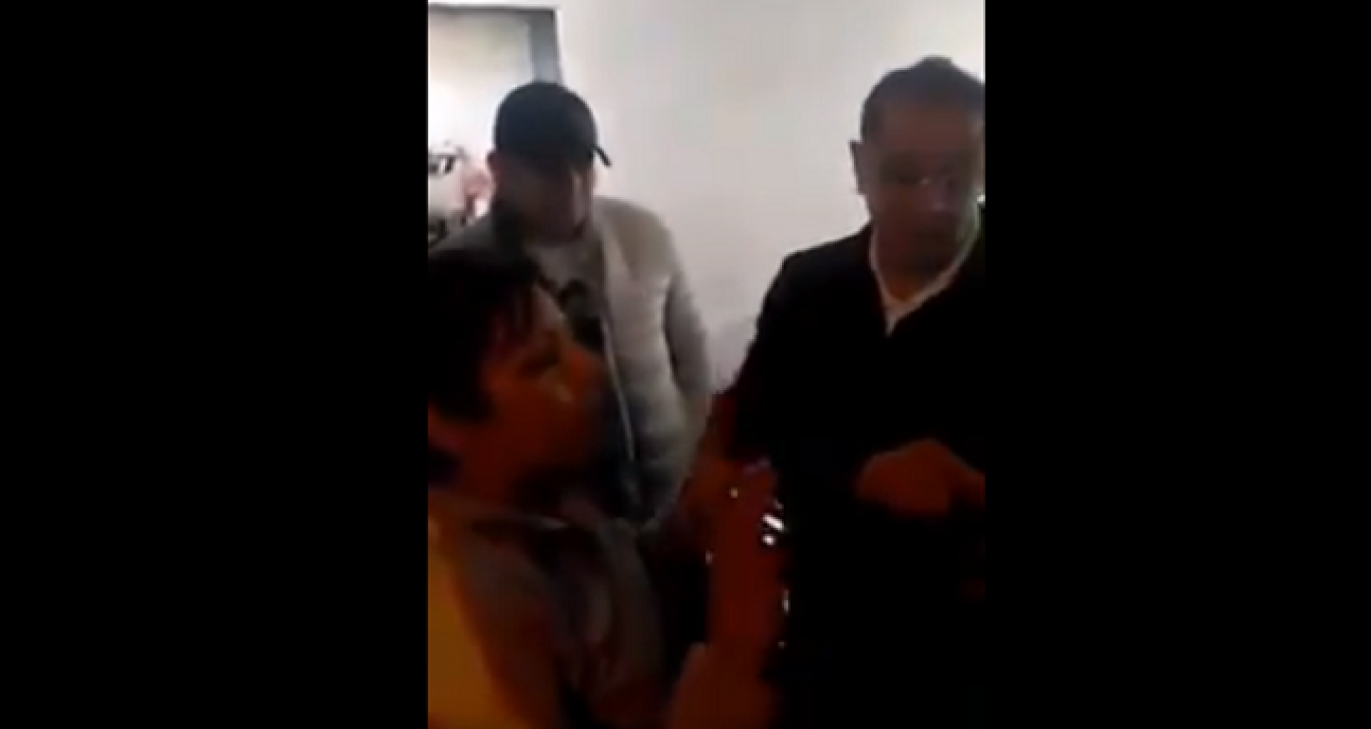 VIDEO: Alcalde priista amenaza en su hogar a una mujer por comentarios en redes sociales