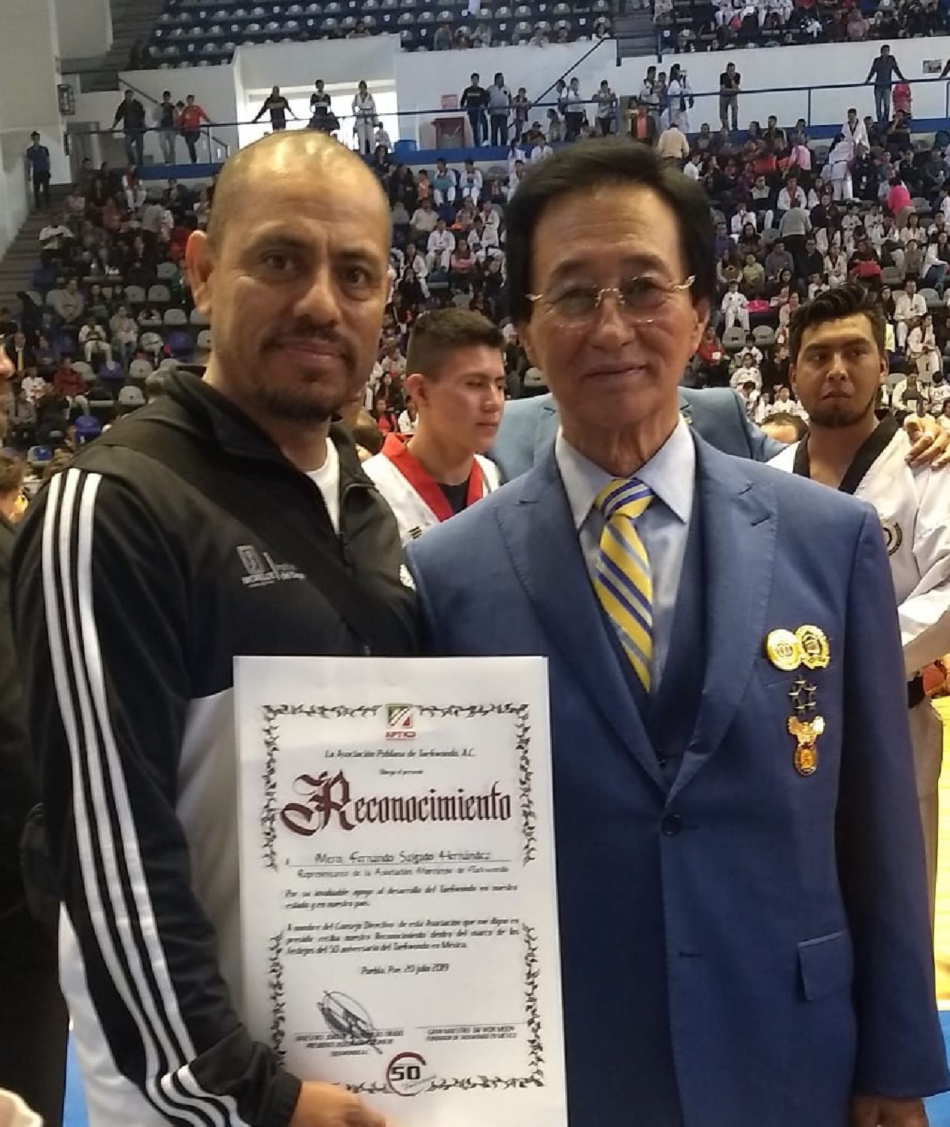 Reconocimiento a Fernando Salgado en el festejo por el 50 aniversario del Taekwondo en México