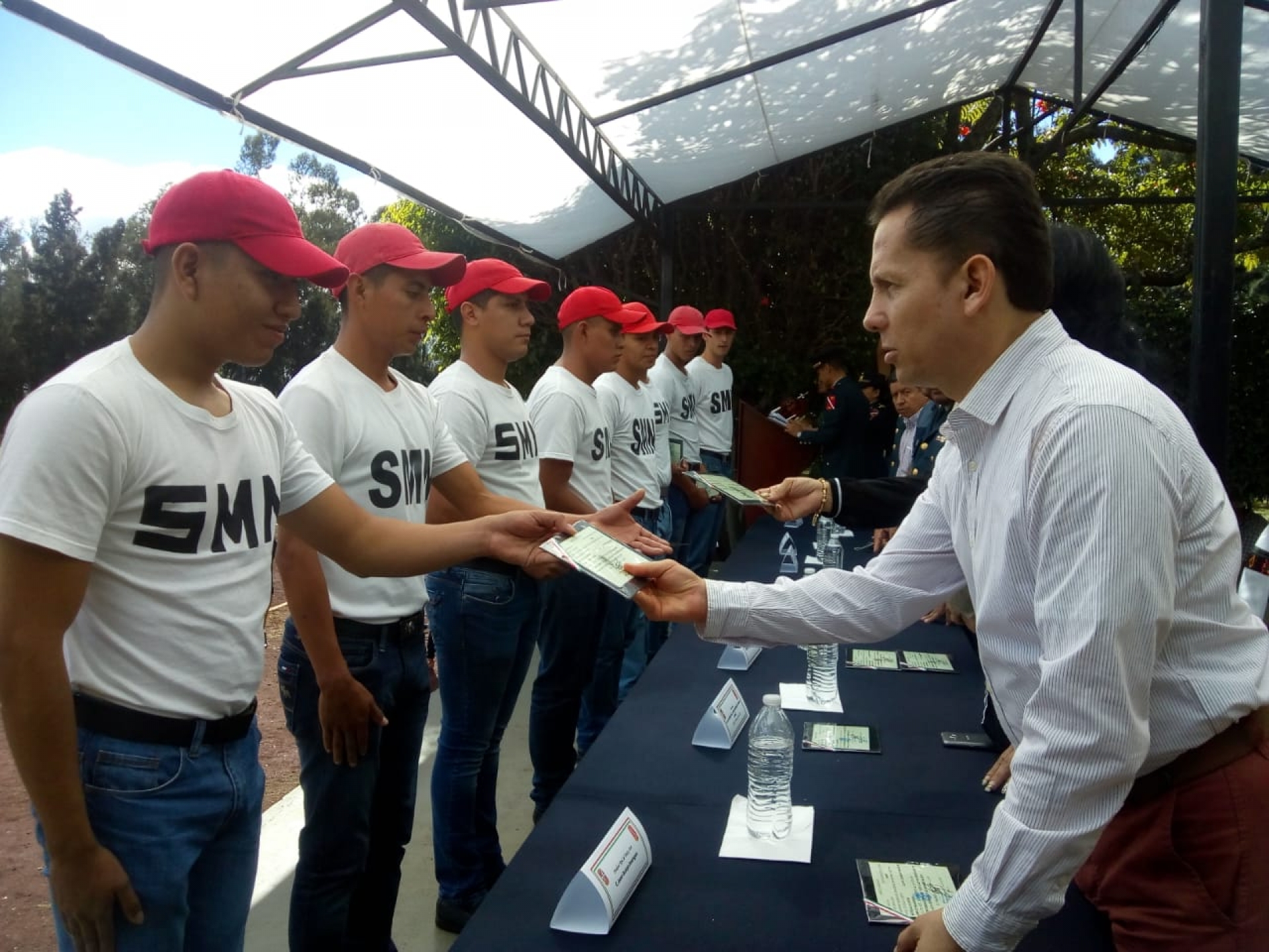 Entregan cartillas liberadas del SMN, clase 1999