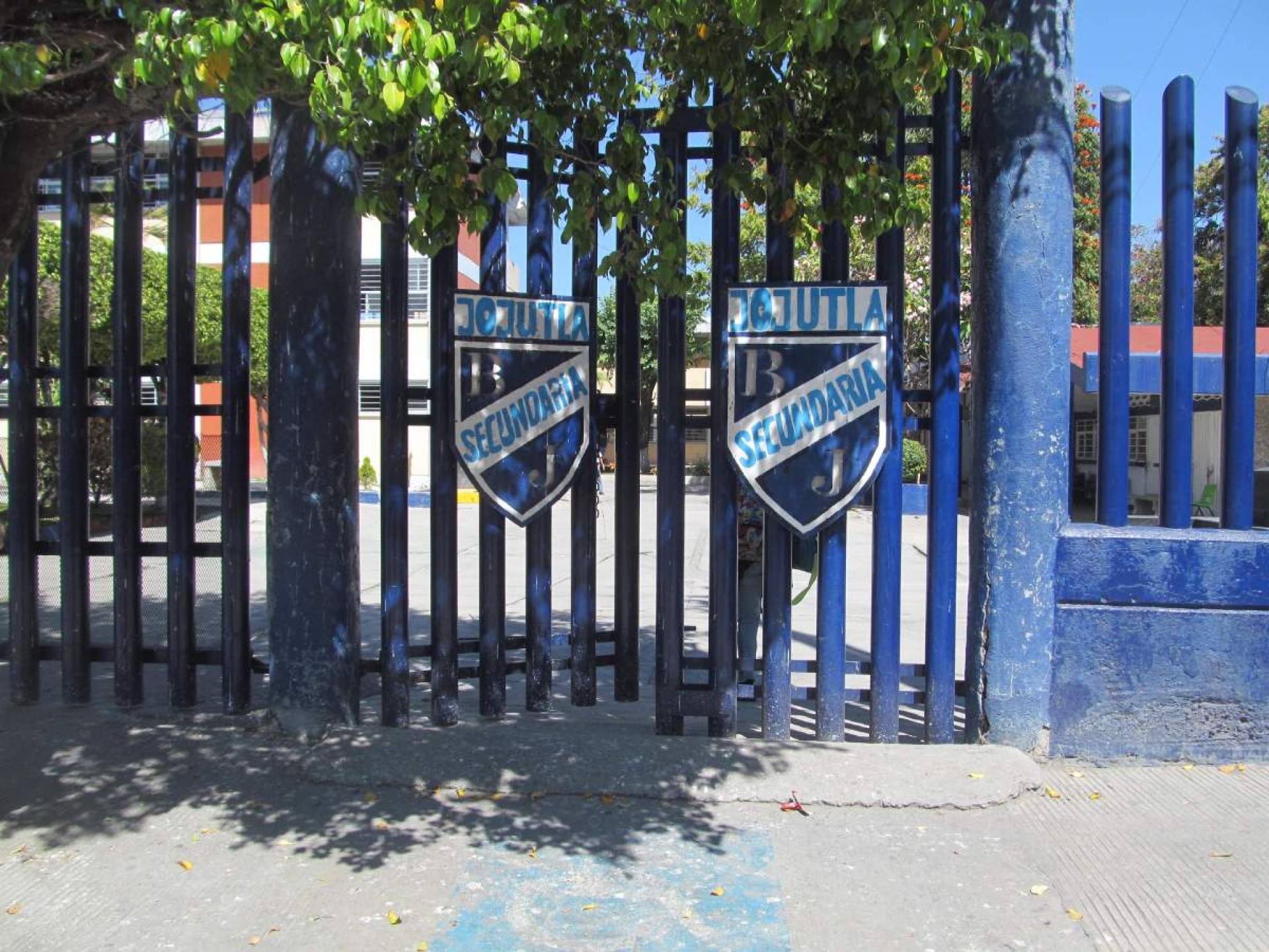 Ponen a alumnos de secundaria de Jojutla a recoger chicles