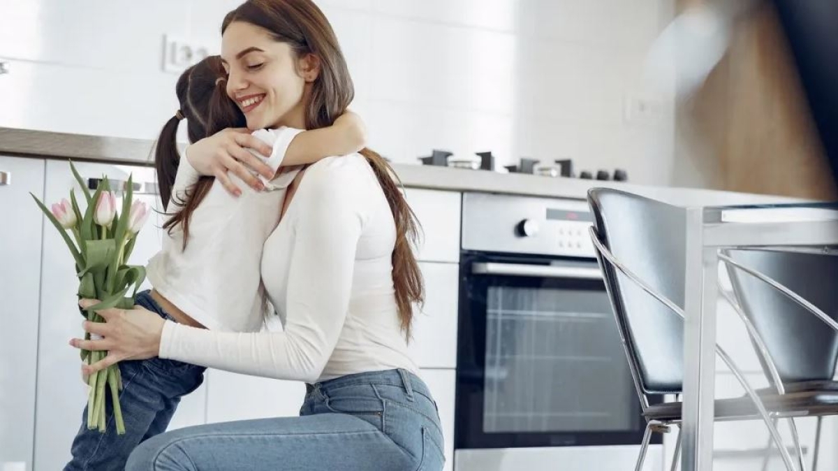 No, demostrar cariño a tus hijos no es igual a sobreprotegerlos