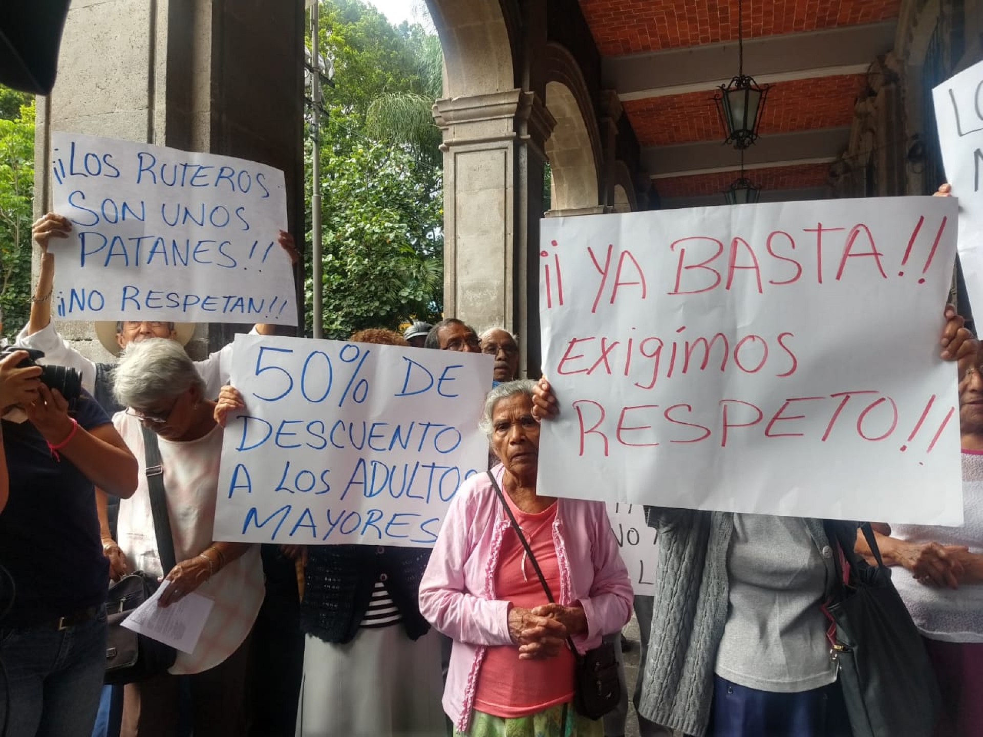 Exigen que transportistas apliquen descuentos a adultos mayores y a discapacitados