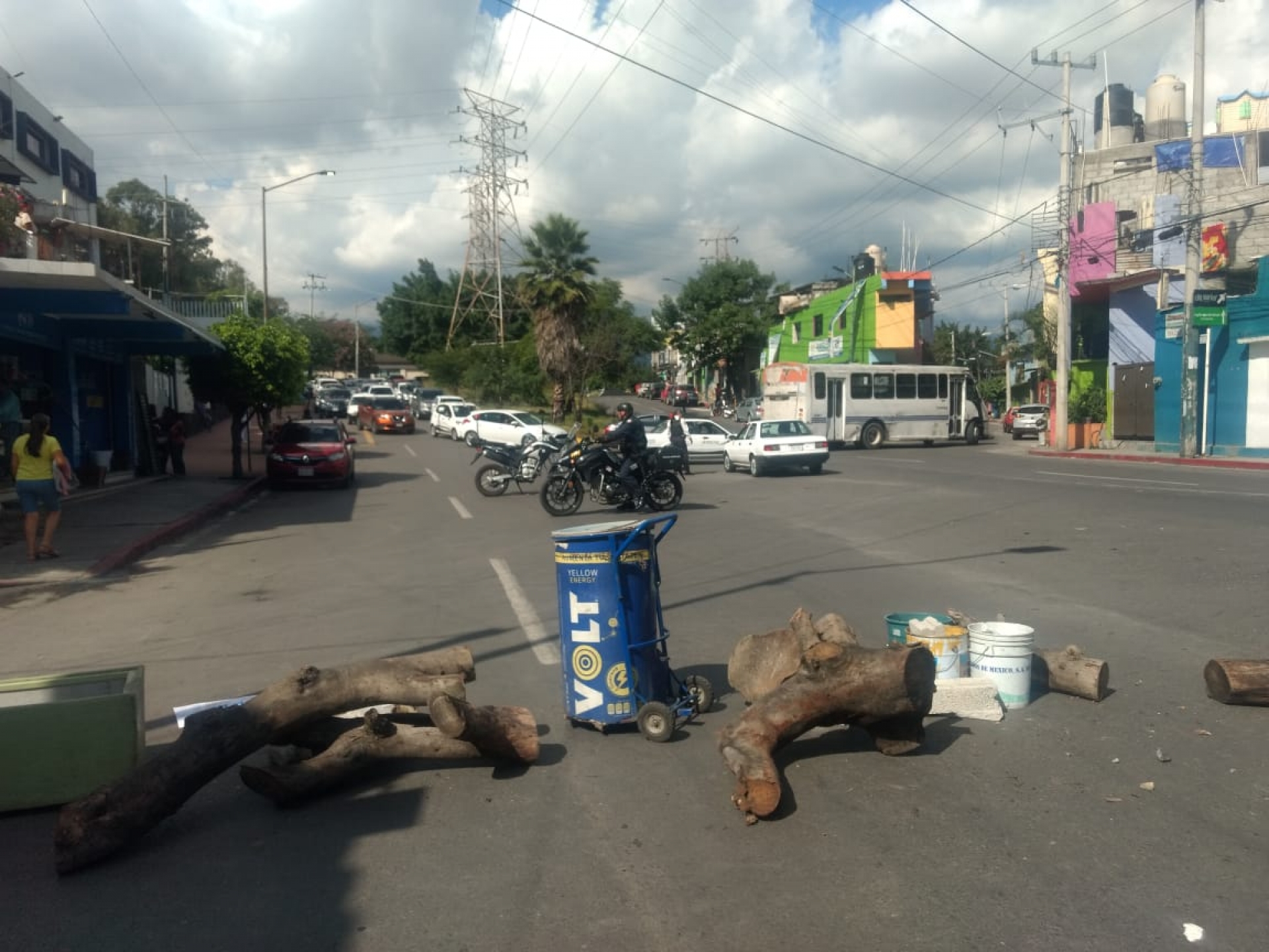 Protestan vecinos de Patios de la Estación por falta de agua potable