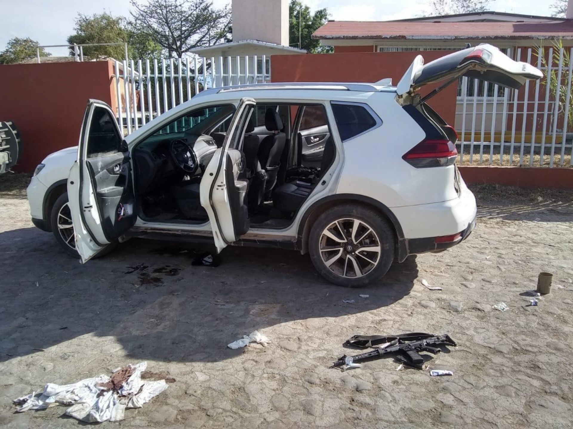 Disparan contra dos patrullas y rescatan a hombre internado en hospital de Tetecala