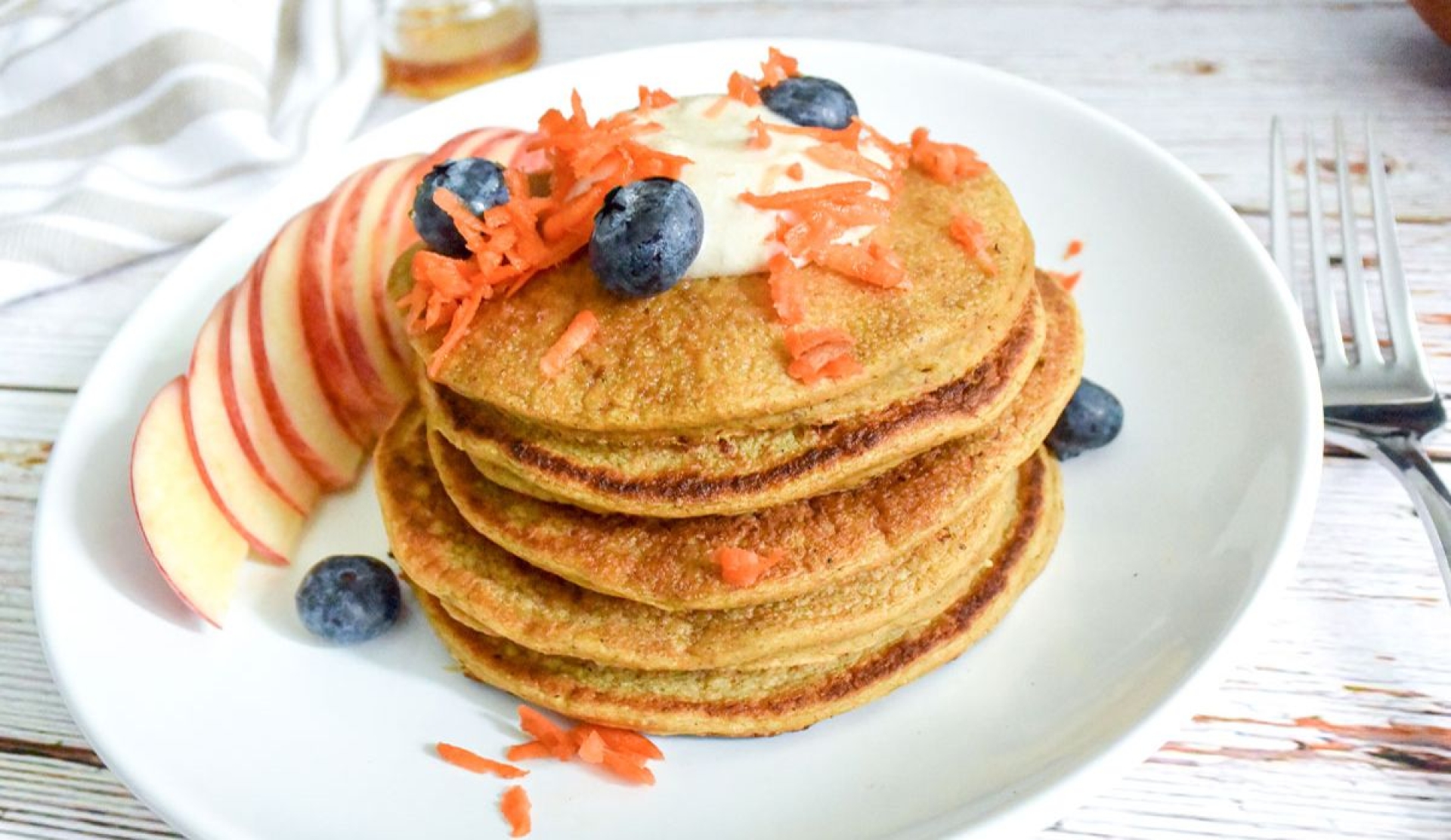 Pancakes de zanahoria con canela, opción fácil y saludable para el desayuno