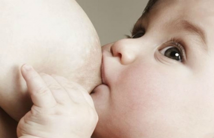 ¿Cuál es mejor para tu bebé, La leche materna o la de vaca?