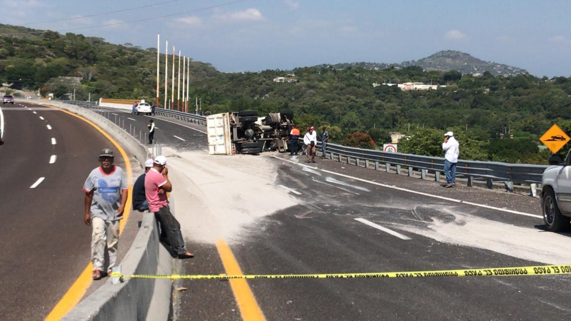 Vuelca camión de volteo en carretera federal Cuernavaca-Taxco; el chofer resultó herido