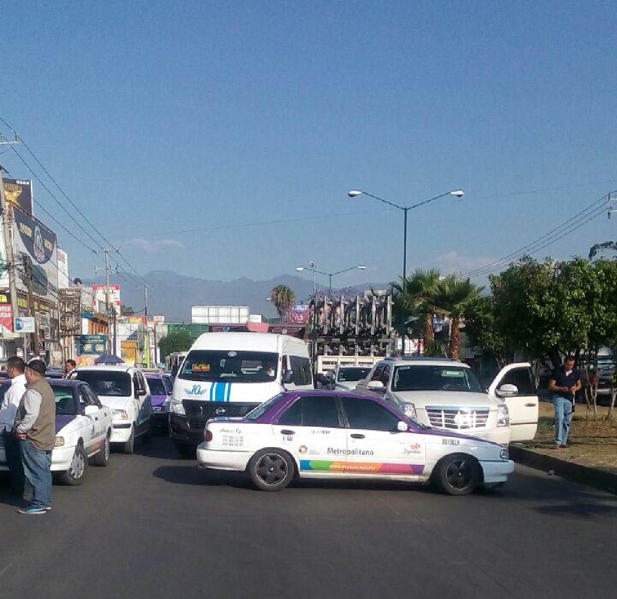 Taxistas que exigen sus placas cerraron el bulevar Cuauhnáhuac