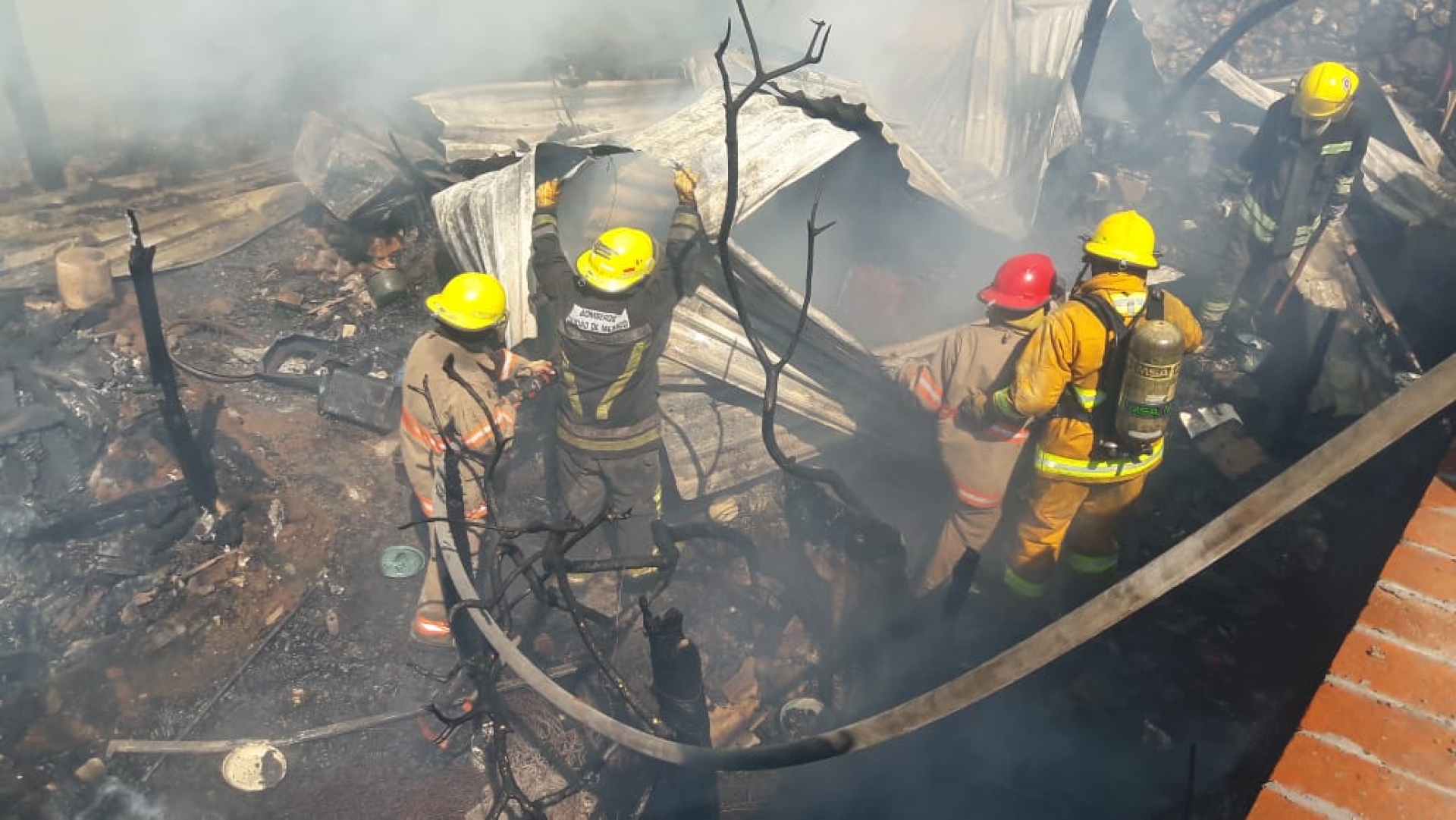 Sofocan incendio en vivienda y baldío, en la colonia Revolución