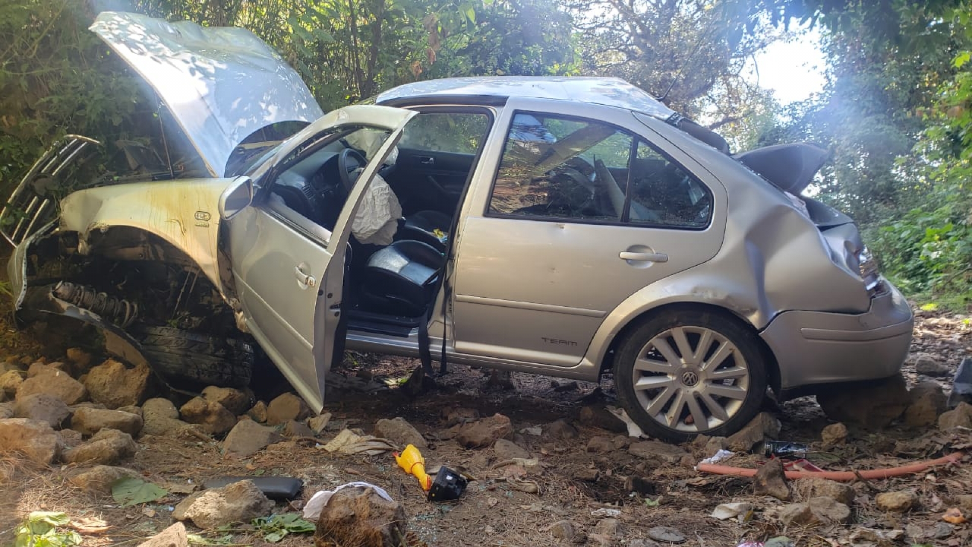 Tres heridos, saldo de volcadura de automóvil en Tlalnepantla