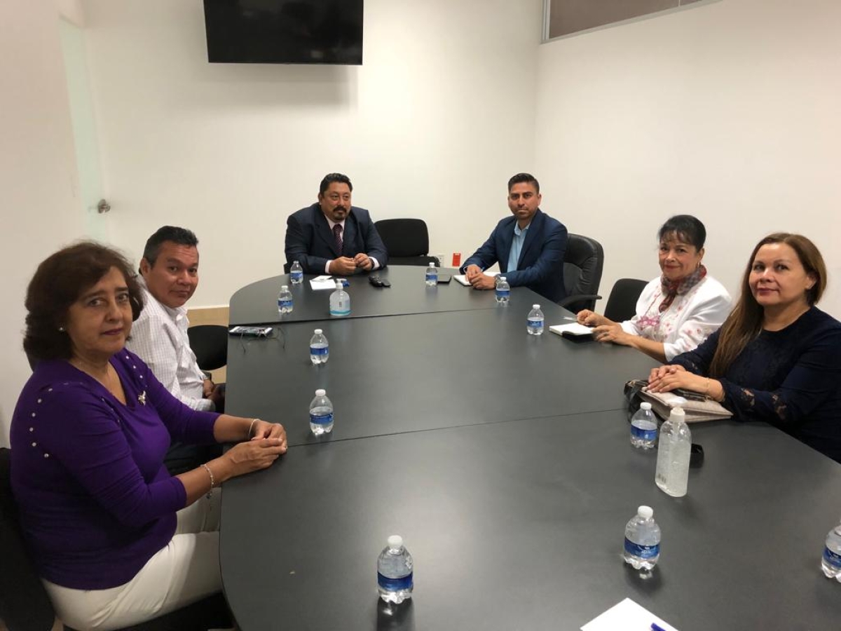 Se reúne fiscal general con profesionales de la medicina