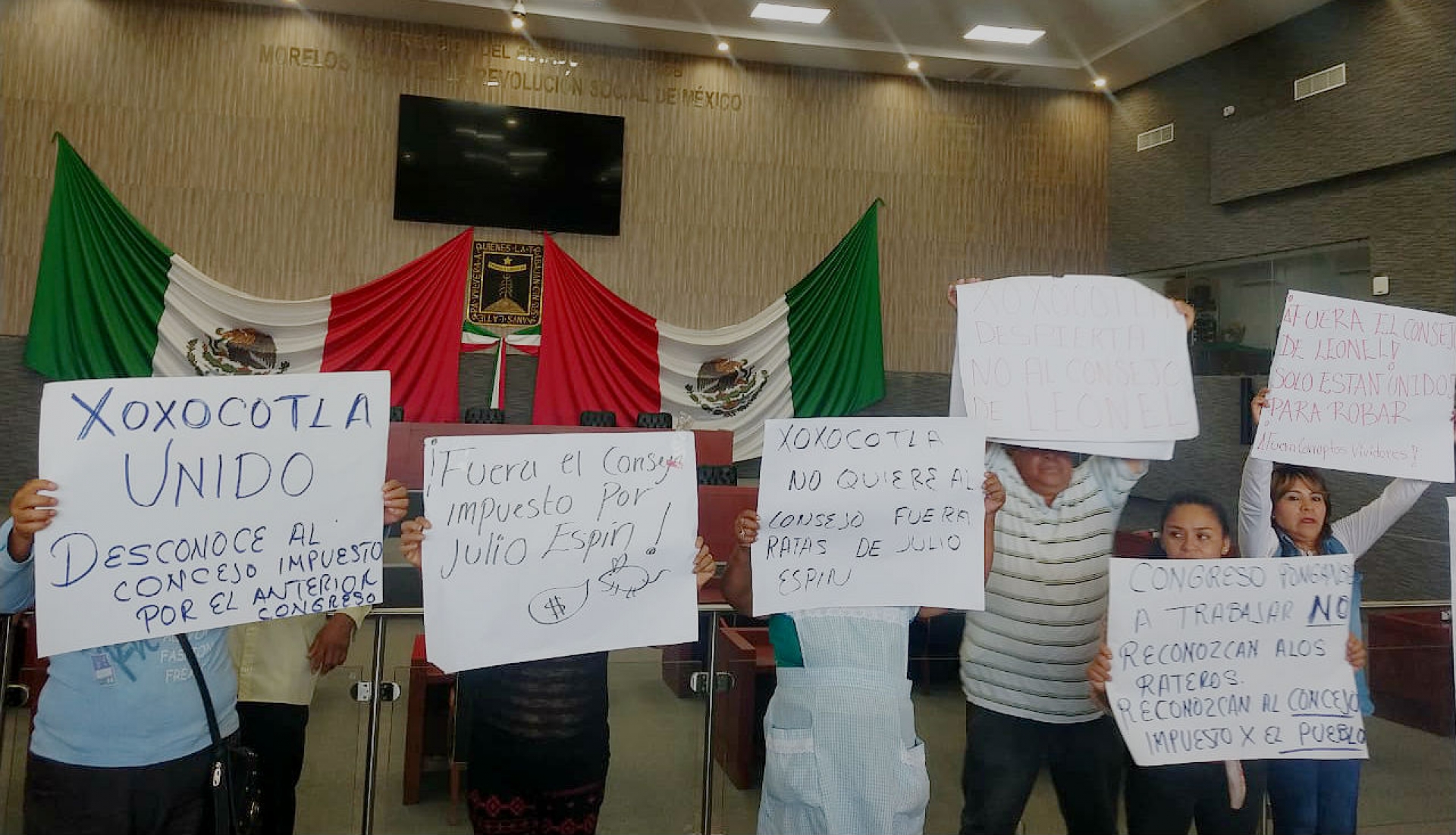 Se manifiestan habitantes de Xoxocotla en el Congreso del estado