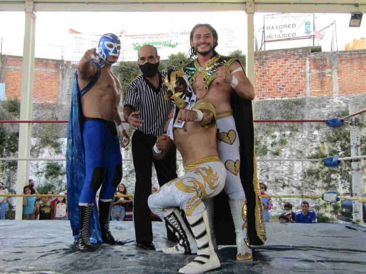 Festejan a los comerciantes con función de lucha libre