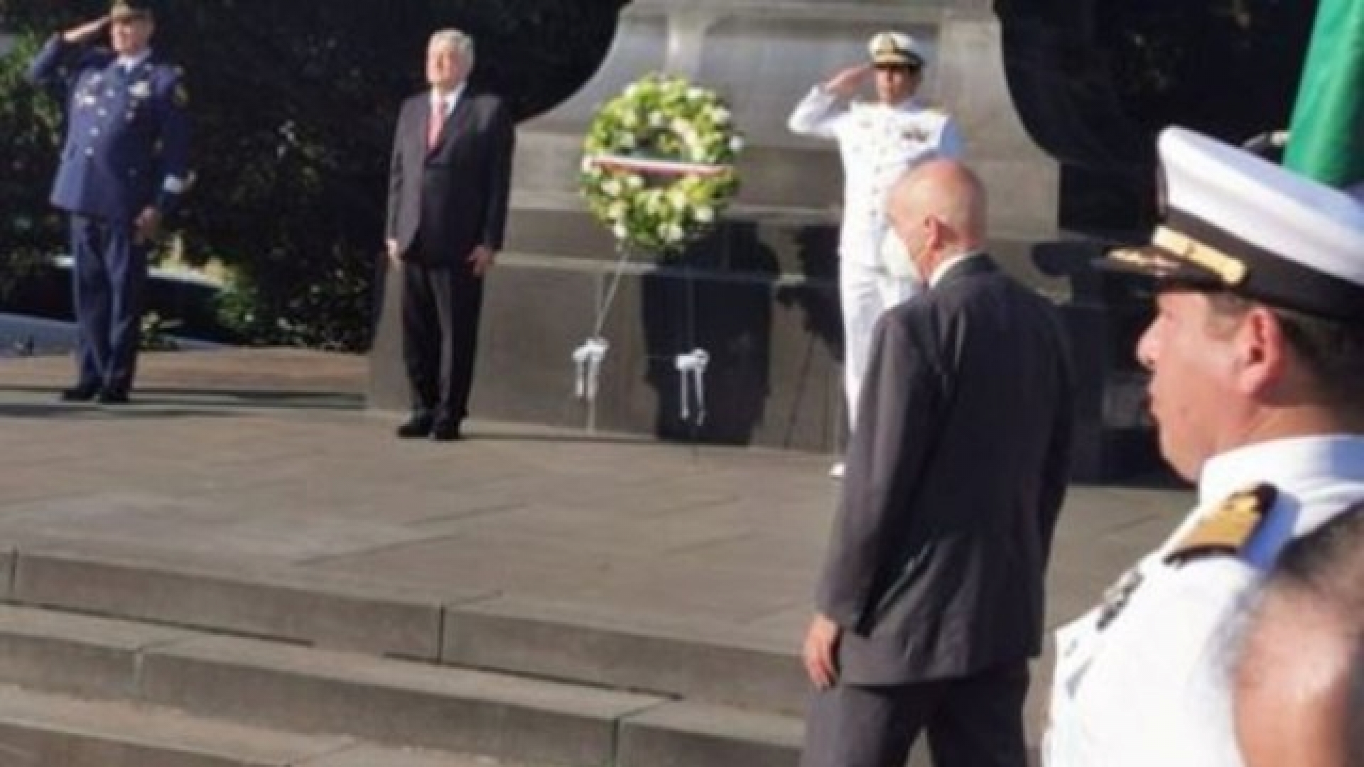AMLO visita monumento a Benito Juárez en Washington; deposita ofrenda floral