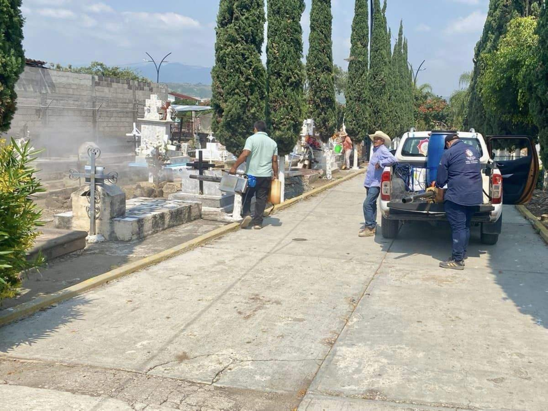 Sanean panteones de Yecapixtla por Día de Muertos